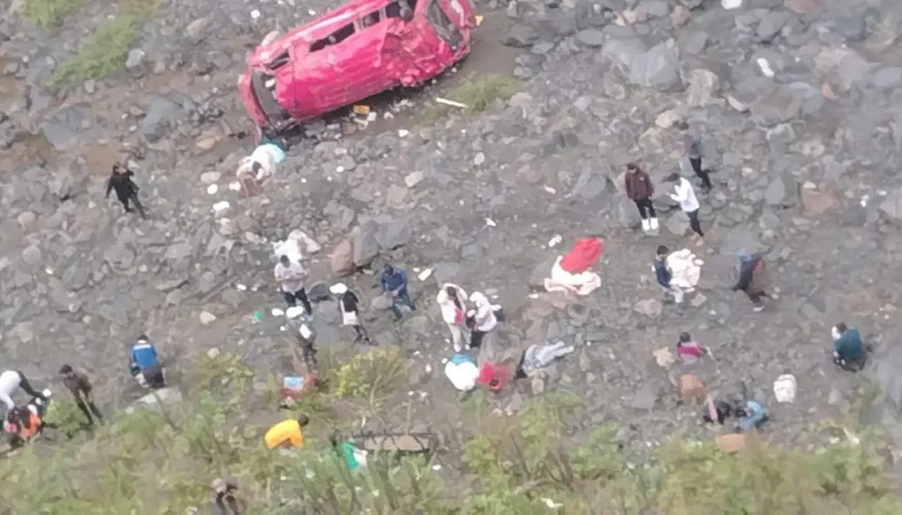 La Paz: minibús se embarranca en la carretera a Chulumani dejando cinco fallecidos y varios heridos