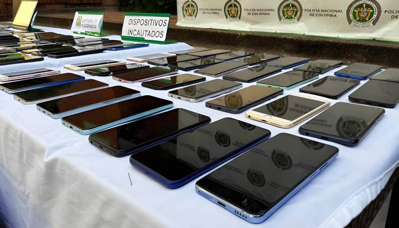 Policías armados robaron 600 celulares a comerciantes en El Alto
