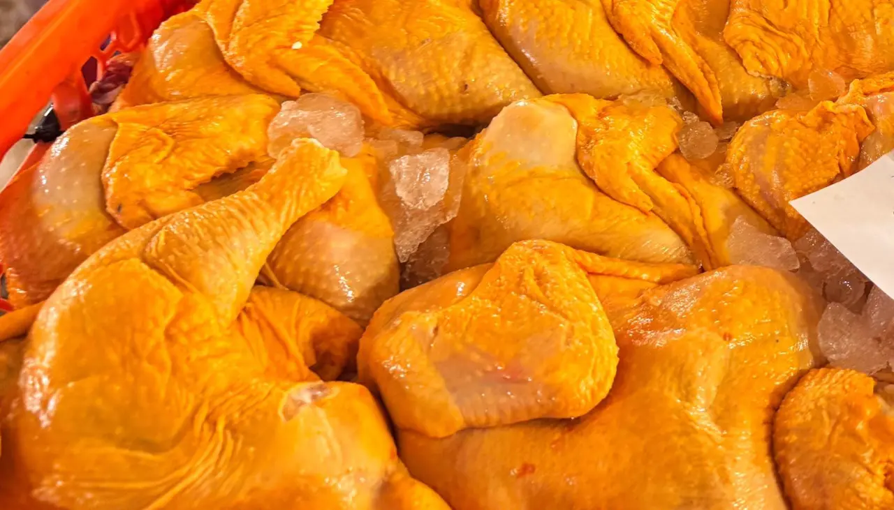 La Paz: En el mercado mayorista el pollo entero se vende en Bs 120; Emapa cierra por inventario dos agencias donde se vende esa carne