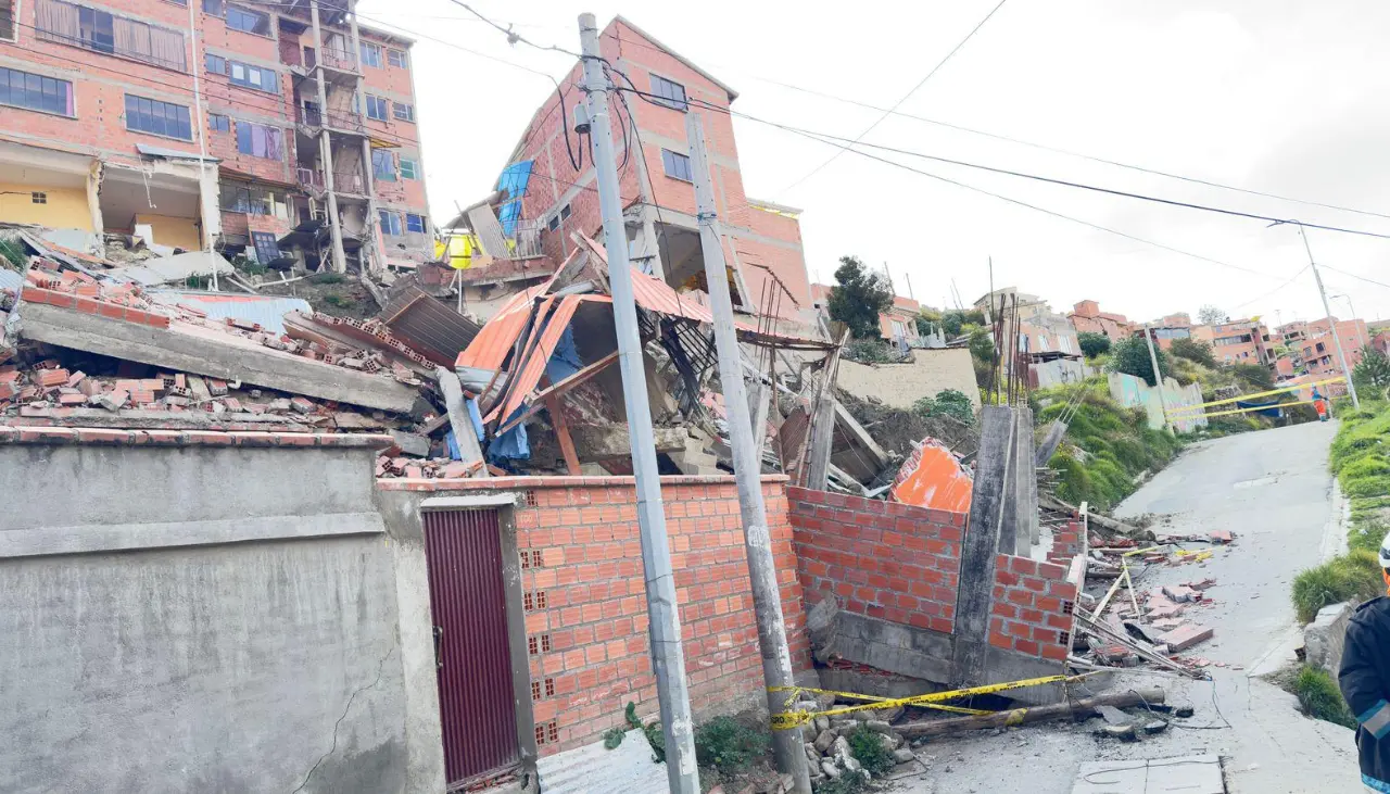 Emergencia en Bajo San Isidro: Colapsa una casa, evacúan a seis familias y el riesgo persiste