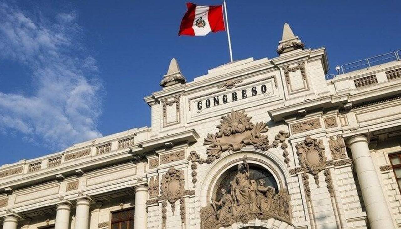 Congreso de Perú promulga ley que excluye a policías y militares de la justicia común