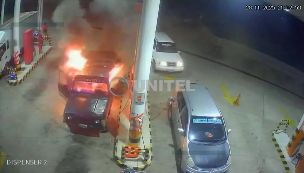 Incendio de auto en surtidor: Hay orden de aprehensión para el chofer que se dio a la fuga, dice distrital de la ANH