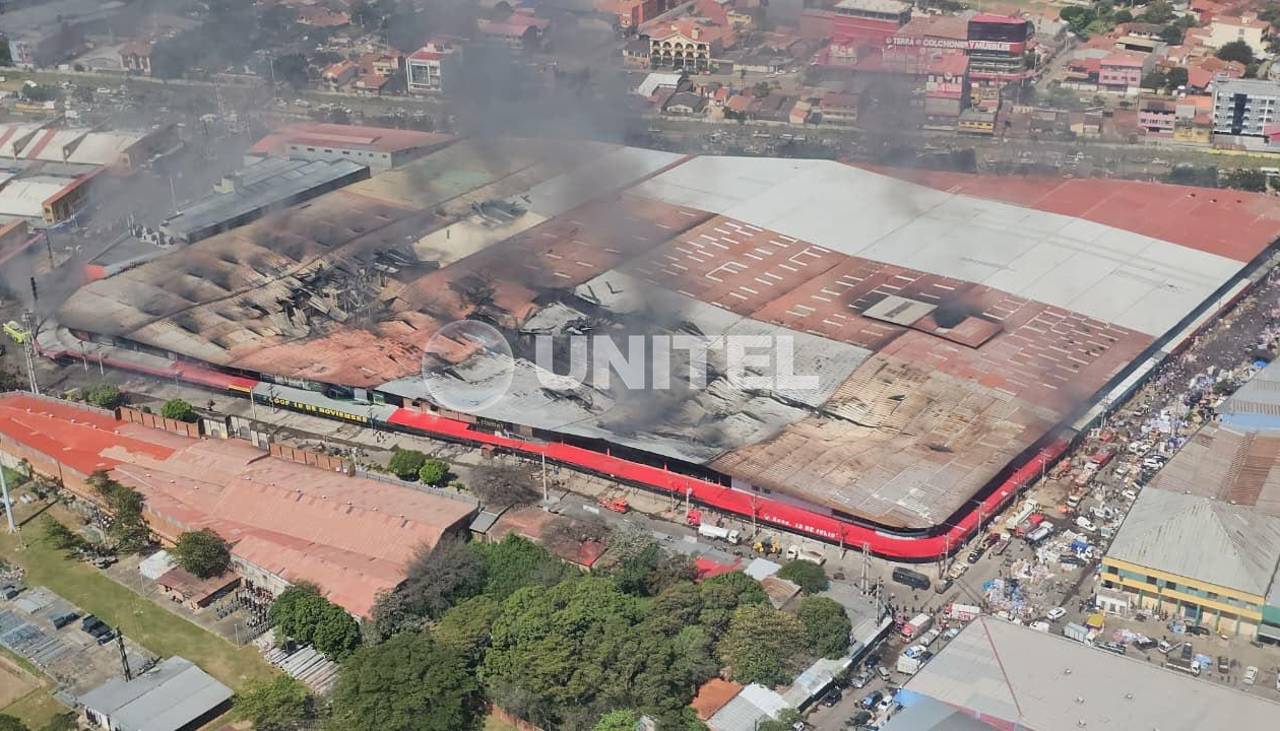 Tras más de 12 horas, bomberos siguen trabajando para sofocar el incendio en la feria Barrio Lindo