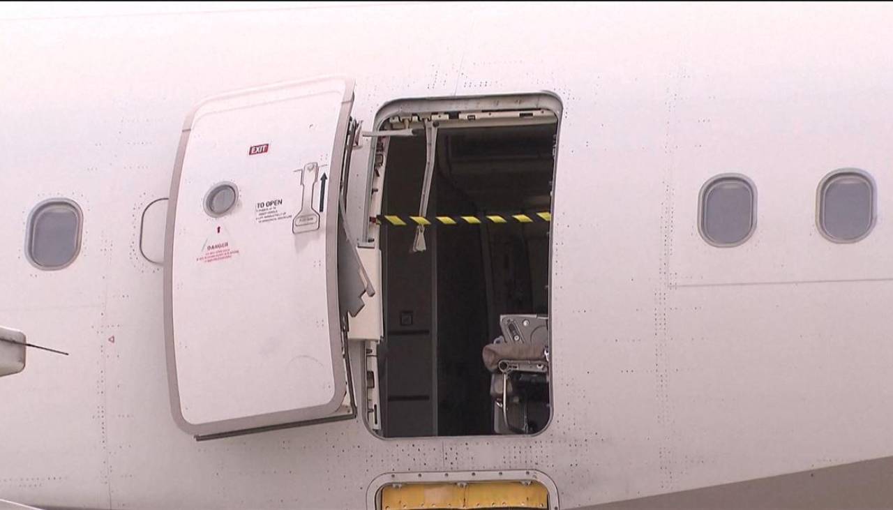 Lo que puede pasar si abres la puerta de un avión en pleno vuelo a más de 140 kilómetros por hora, según un piloto 