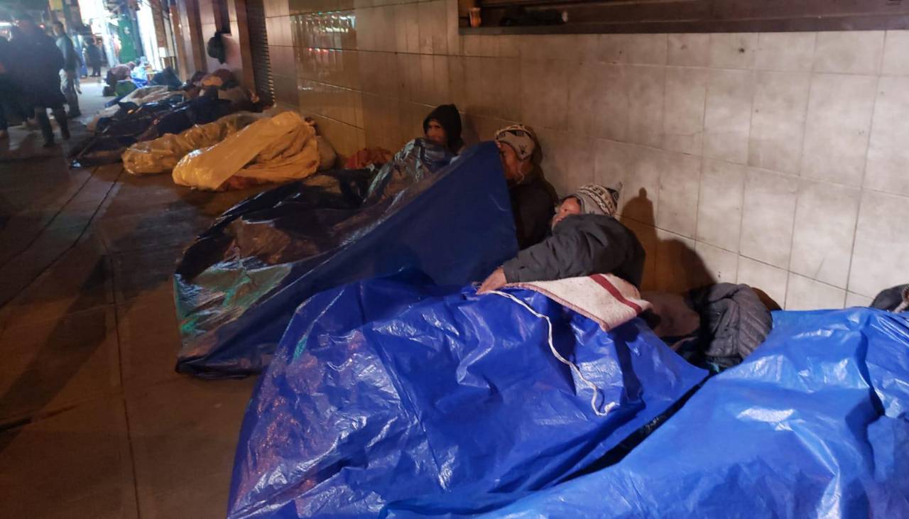 “Necesitamos colchas”: Migrantes duermen en las calles desafiando las temperaturas bajo cero en La Paz