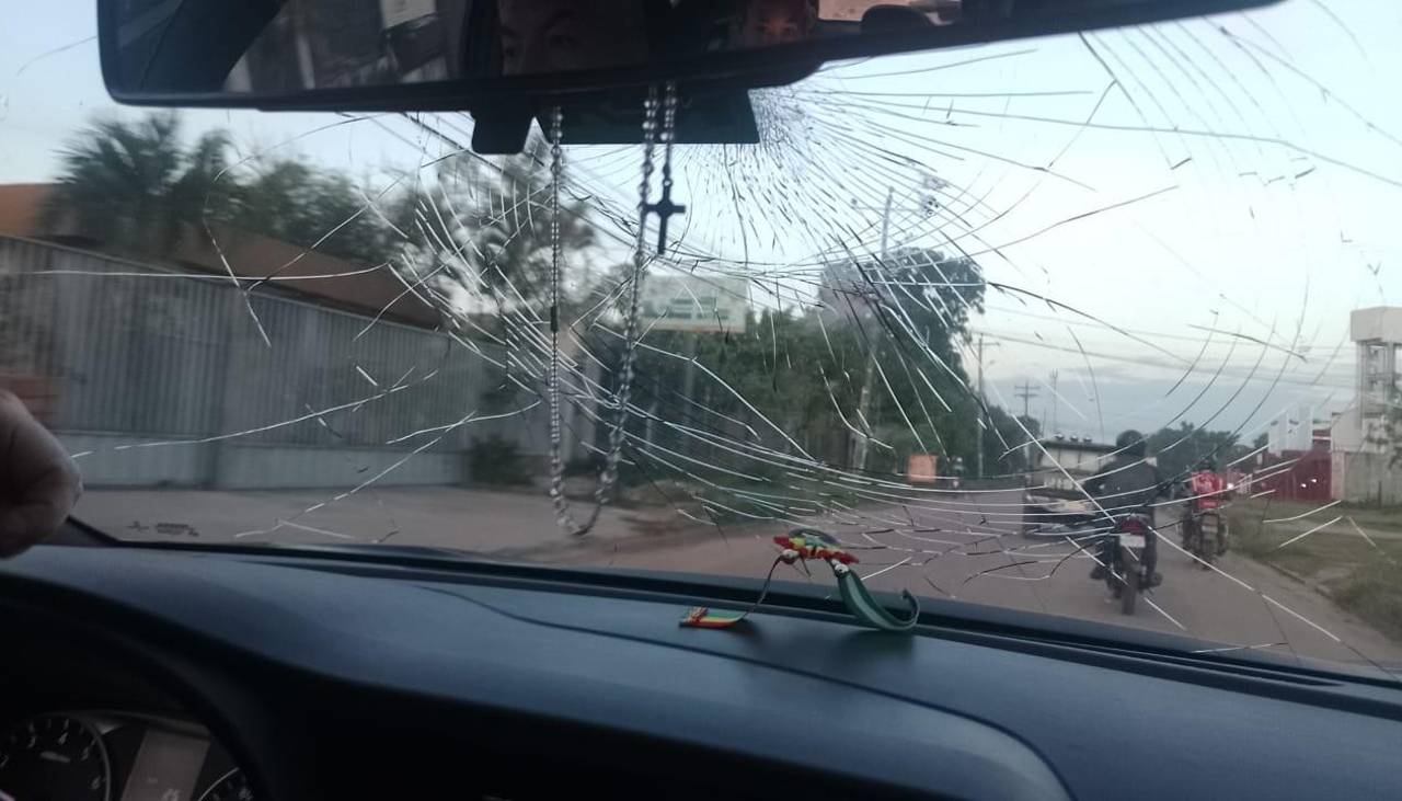 Dos equipos de prensa de UNITEL fueron agredidos durante avasallamiento en el predio Patujú de Montero