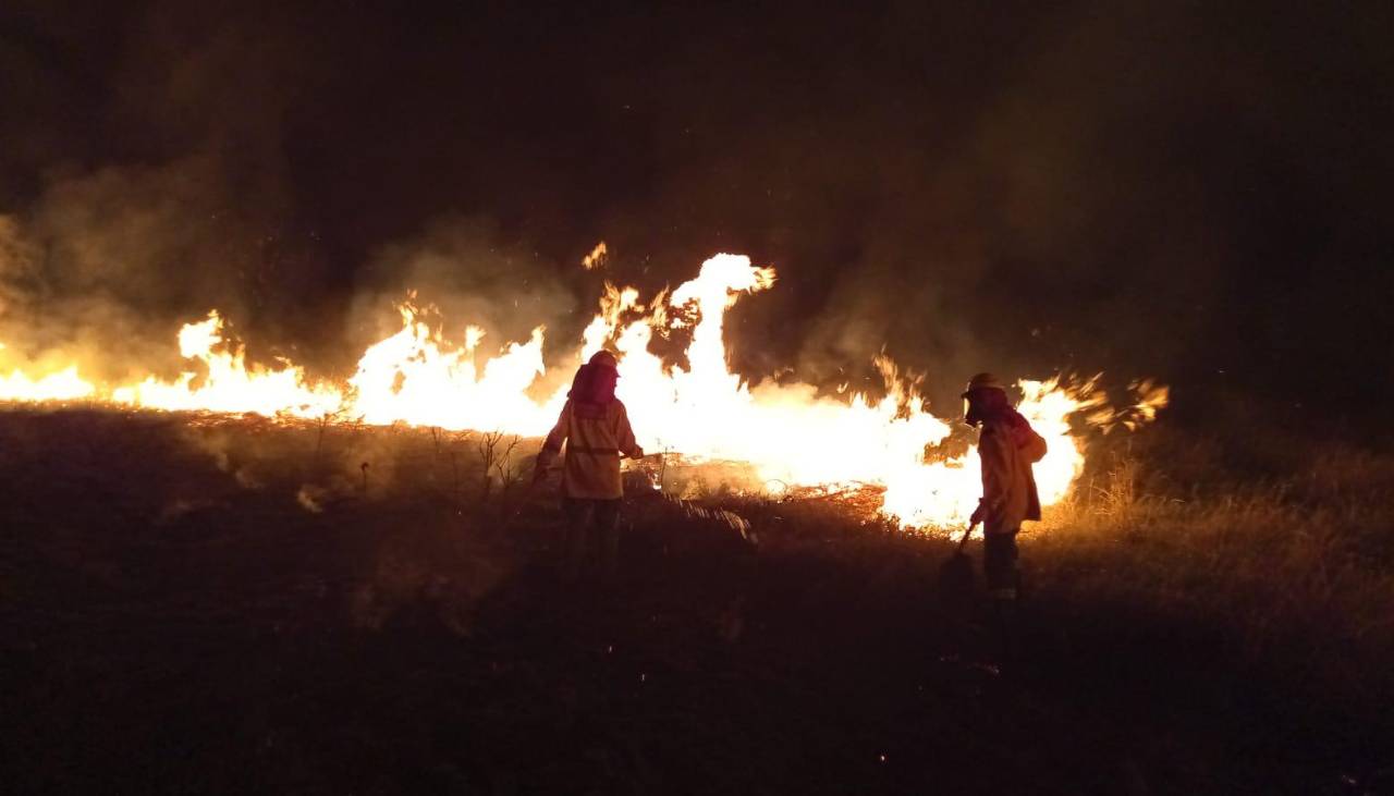 Bomberos combaten incendio al este de Santa Cruz; estiman 18 hectáreas quemadas 