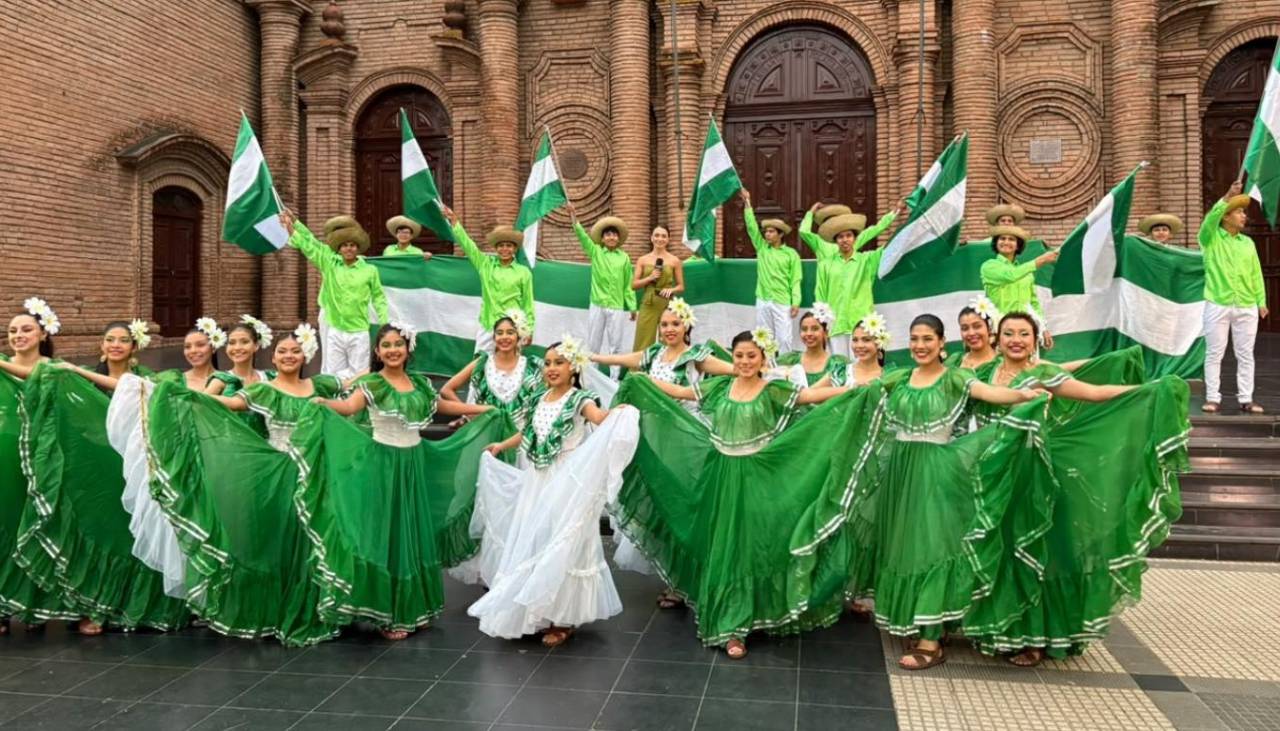 “Viva Santa Cruz”: La Revista rinde homenaje a esta tierra desde la Plaza 24 de Septiembre