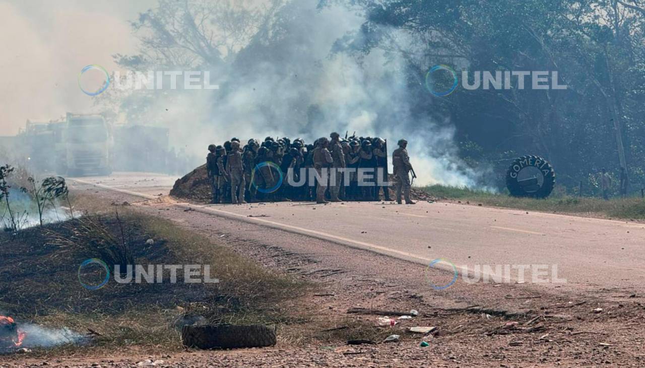 Policía gasifica a bloqueadores en el Puente San Pablo, ruta Santa Cruz - Beni