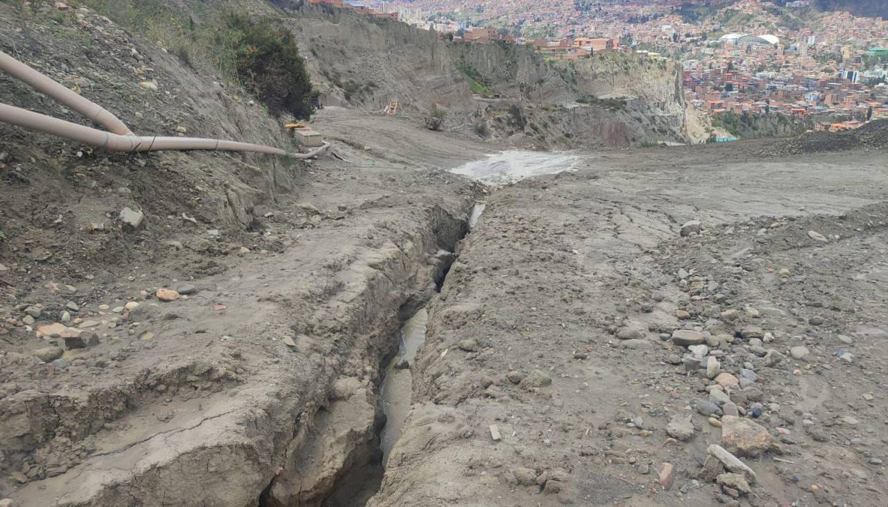 Bajo Llojeta: inmobiliaria dice que la Alcaldía de La Paz lanza alertas “infundadas” y asegura que las grietas son fenómenos naturales