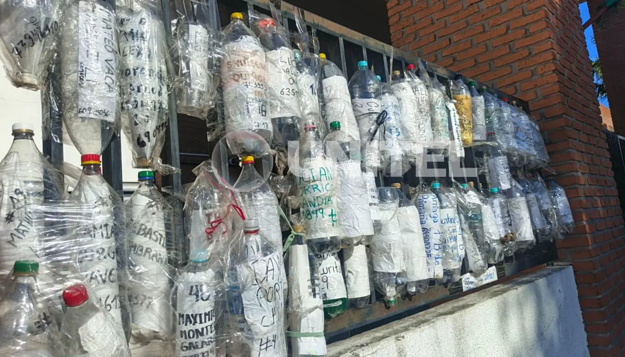 De reservar cupos con sillas en los colegios, ahora los padres utilizan botellas en Santa Cruz