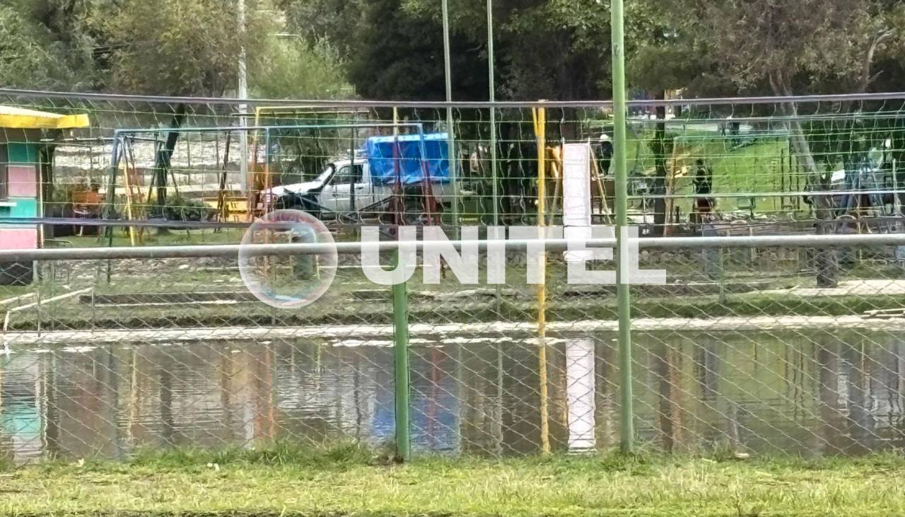 Rotura de tubería inunda un parque y deja sin agua a más de 20 barrios de La Paz