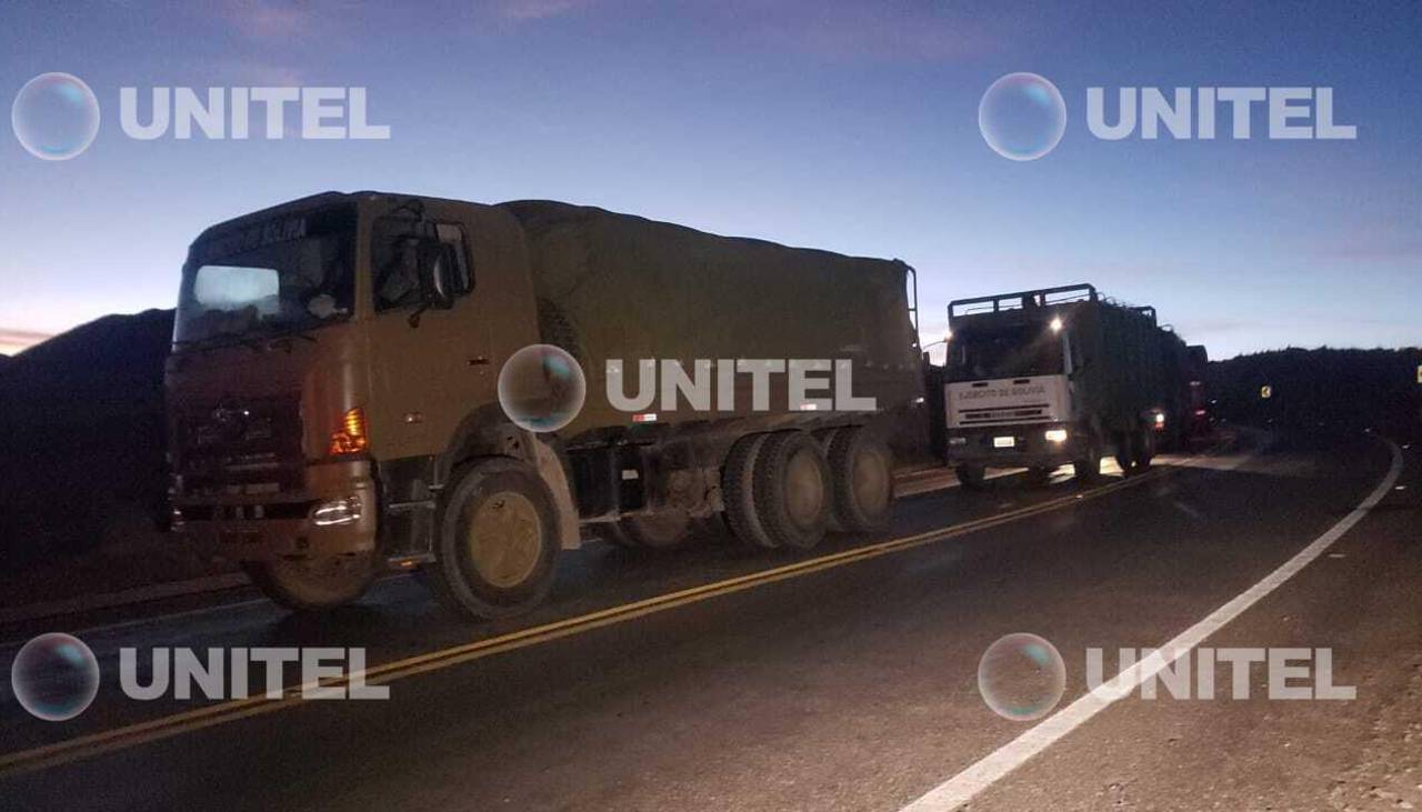Militares y policías llegaron a Llallagua y fueron recibidos con pañuelos blancos y aplausos