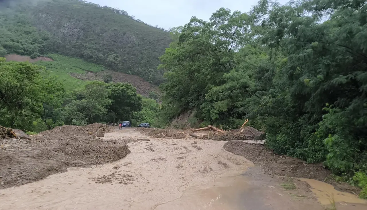 60 camiones no pueden llevar la producción de los valles cruceños a los mercados ante afectación por lluvias
