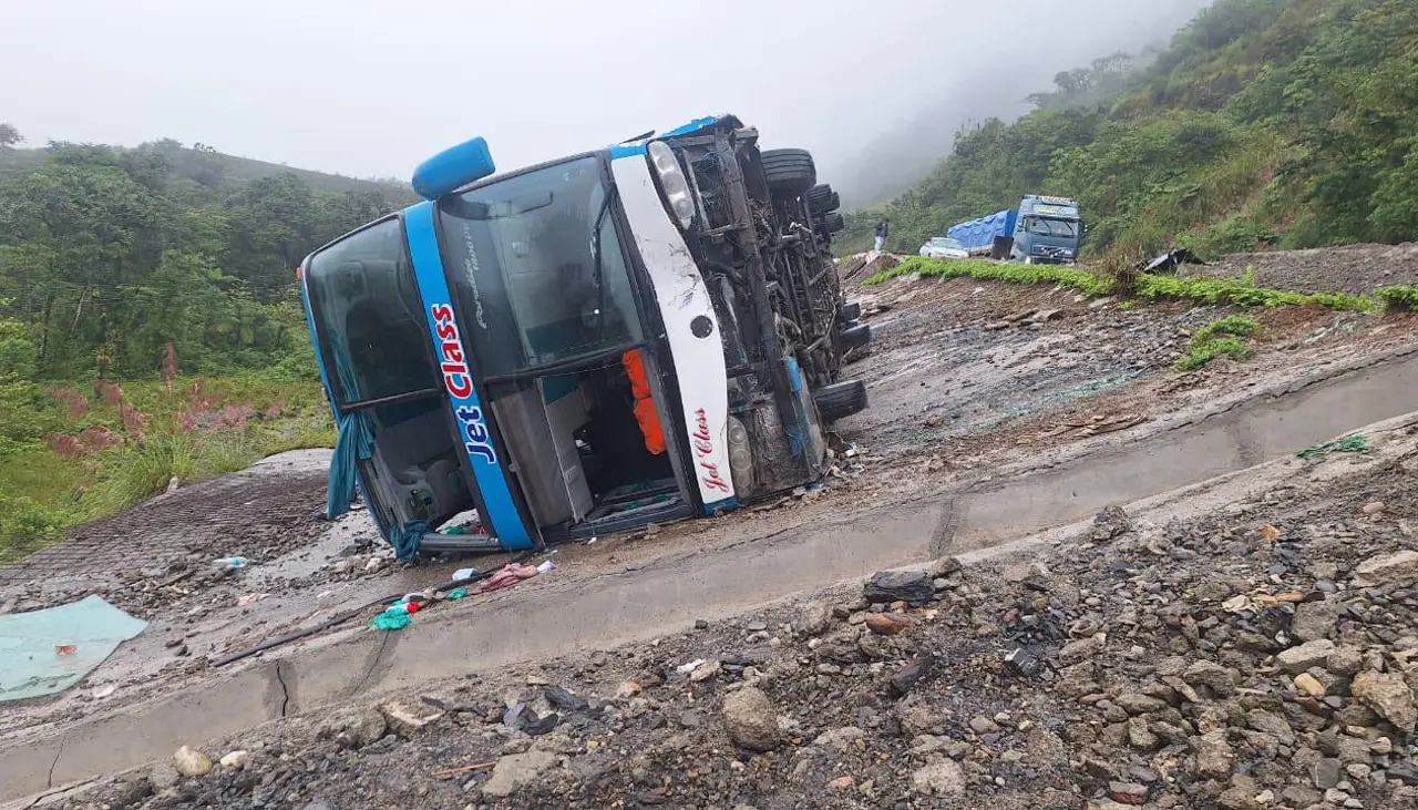 Bus con pasajeros vuelca a un costado de la carretera nueva Cochabamba – Santa Cruz