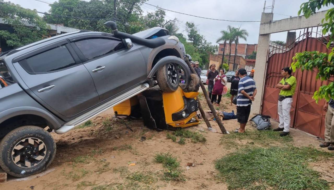 Un muerto y cuatro heridos por el brutal impacto de una camioneta a un ‘torito’ en el que estaba una familia