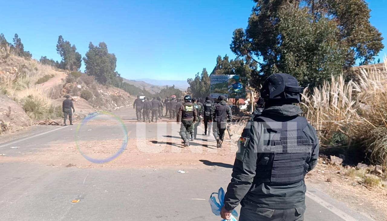 Contingente policial desbloquea la carretera nueva que une a Cochabamba con Santa Cruz 