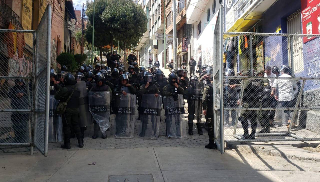 Refuerzan con vallas metálicas y policías los alrededores de la plaza Murillo ante la llegada de la marcha evista a La Paz