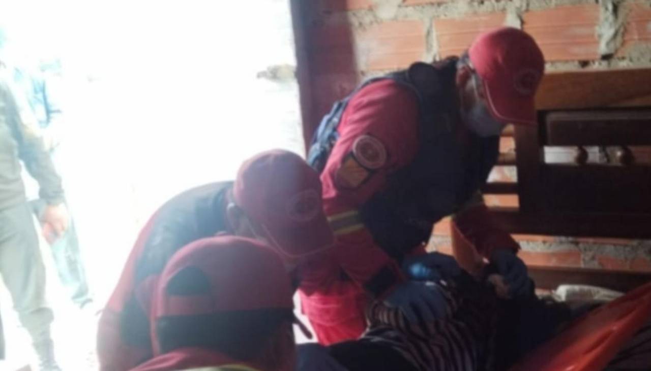 Mujer de 19 años fallece tras recibir un impacto de bala en la cabeza; el sospechoso del crimen se dio a la fuga