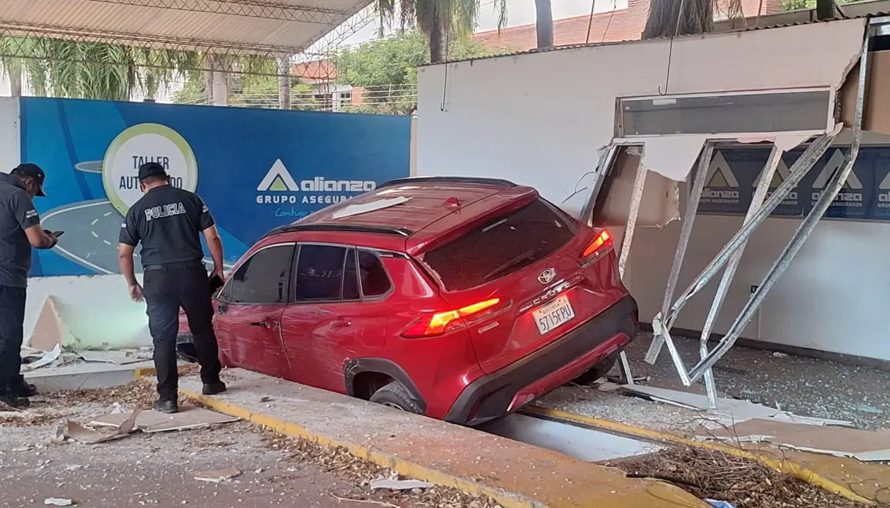 Accidente con muerte: Mujer arrolla a transeúnte y estrella su vehículo en un taller mecánico