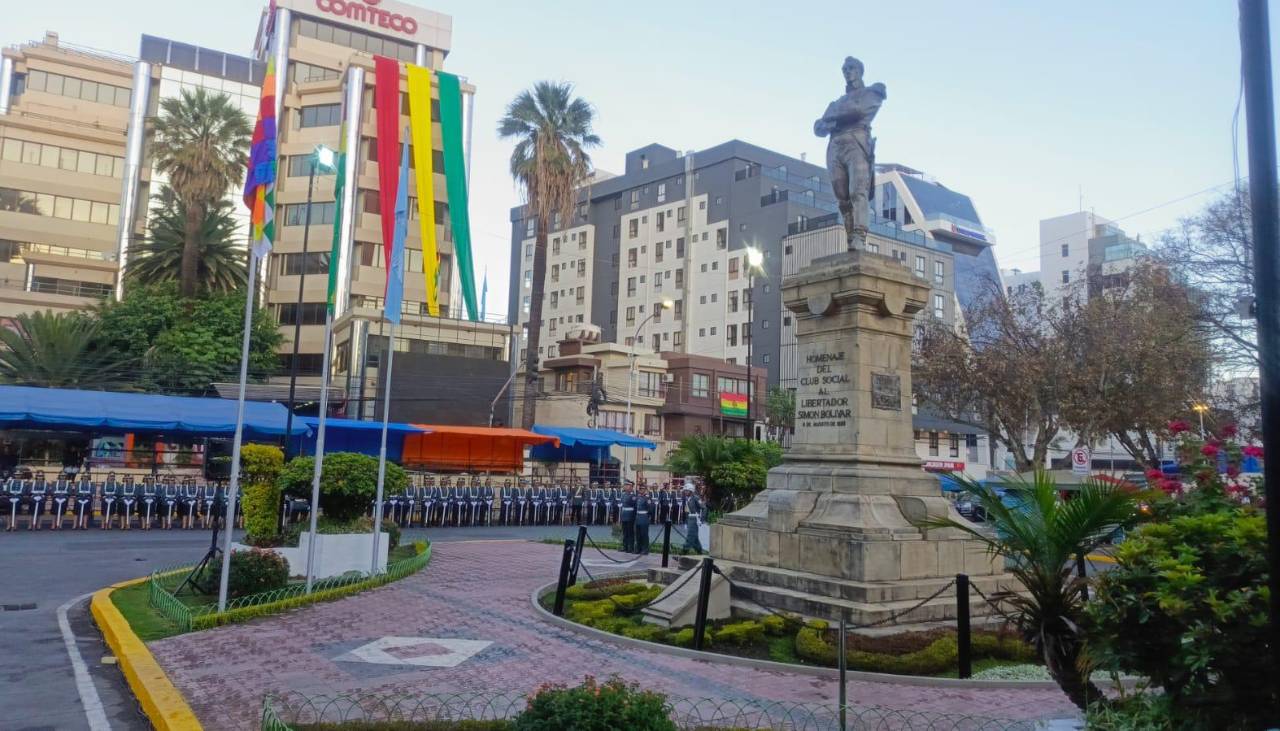 Autoridades e instituciones de Cochabamba rinden homenaje a Bolivia en su Bicentenario