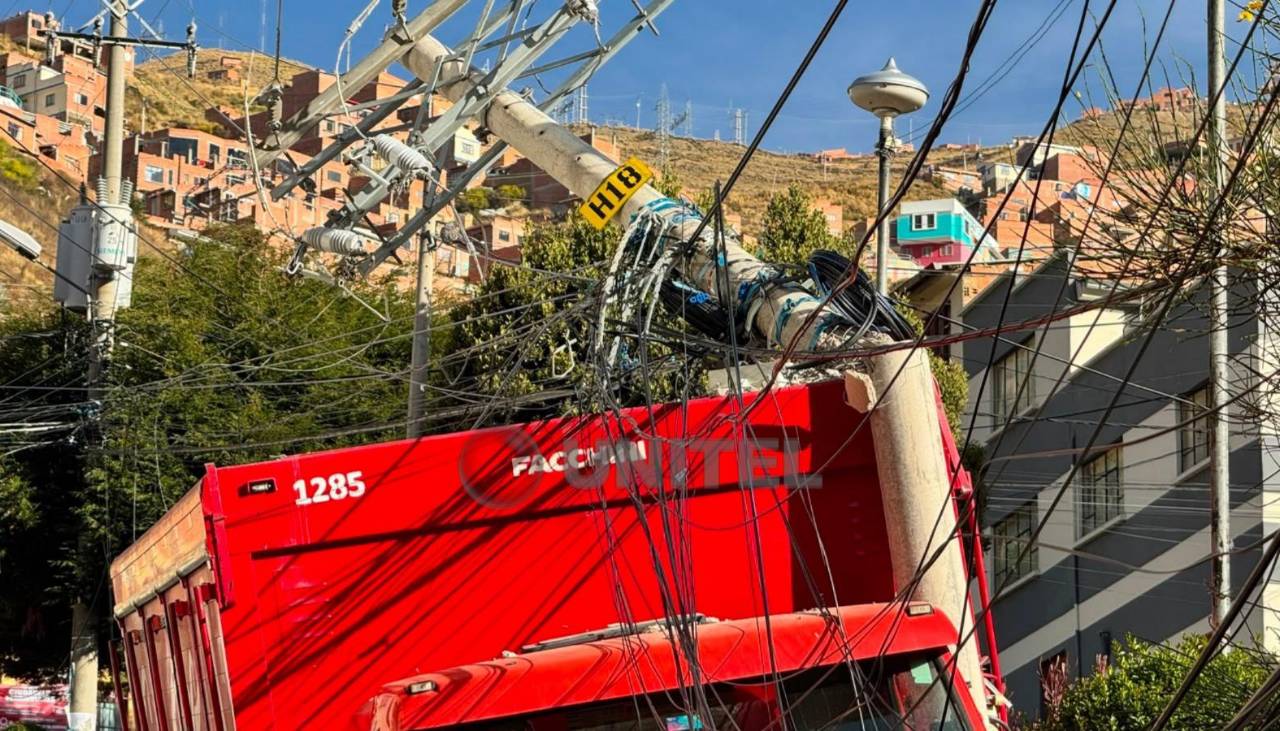Un camión choca contra un poste y deja sin luz a un barrio de La Paz