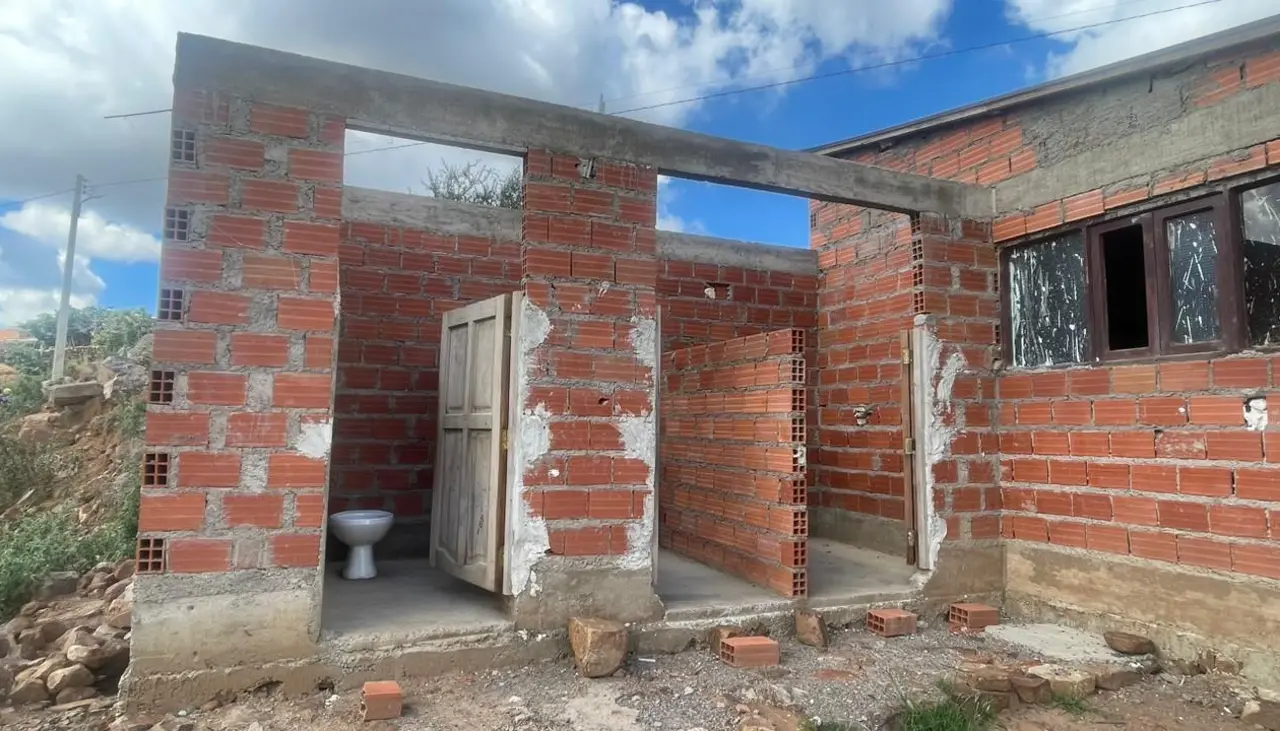 A poco de iniciar las clases, hay colegios en Cochabamba que no tienen techos, puertas y les falta hasta agua y luz
