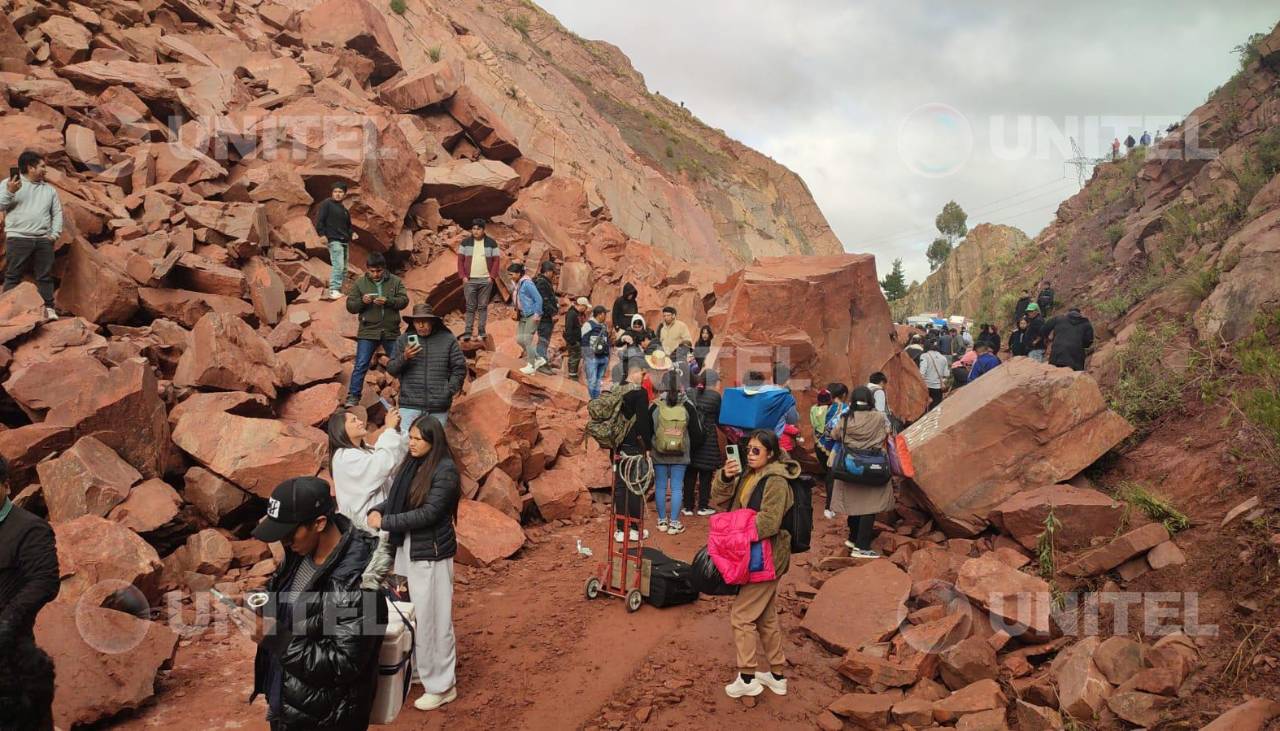 Deslizamiento: Rocas cubren un tramo de la ruta Oruro-Cochabamba 