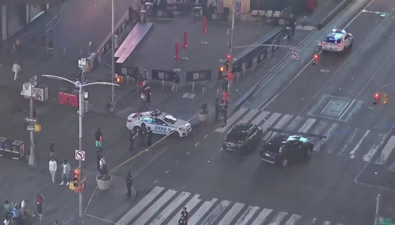 Un adolescente abre fuego y hiere a tres personas en Times Square