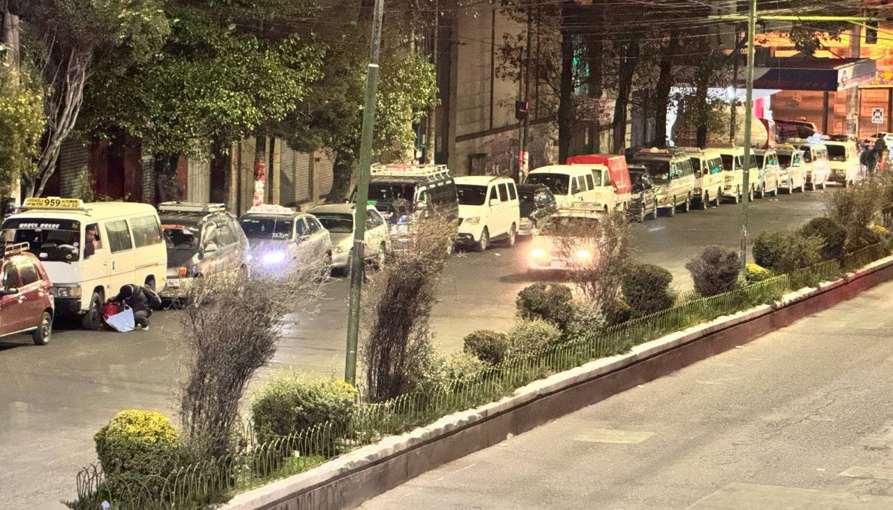 El bloqueo de caminos golpea a La Paz, que amanece con filas por combustibles y pollo