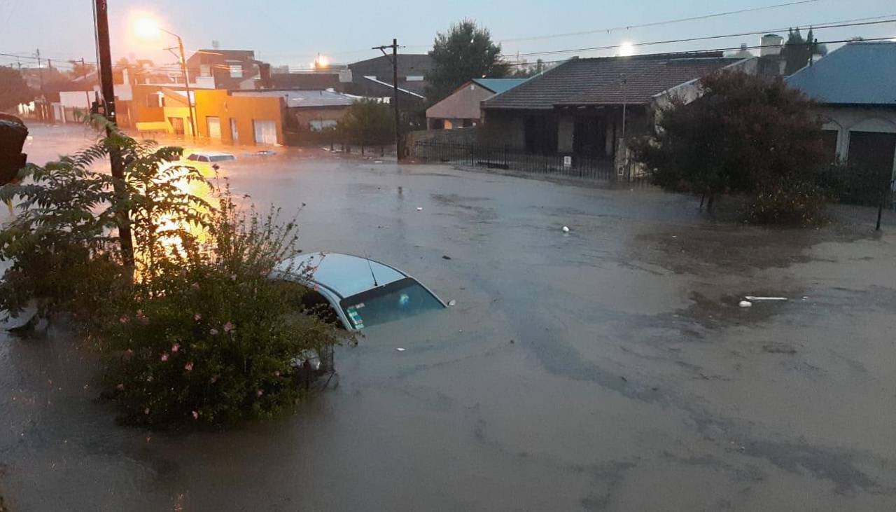 Feroz temporal de lluvia causa inundación y evacuados en ciudad portuaria de Argentina