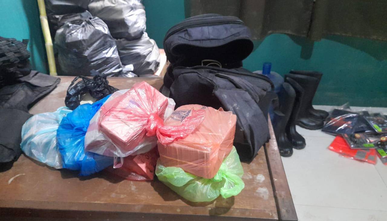 Arrestan a un hombre que conducía un auto y escondía Bs 700.000 en su mochila 