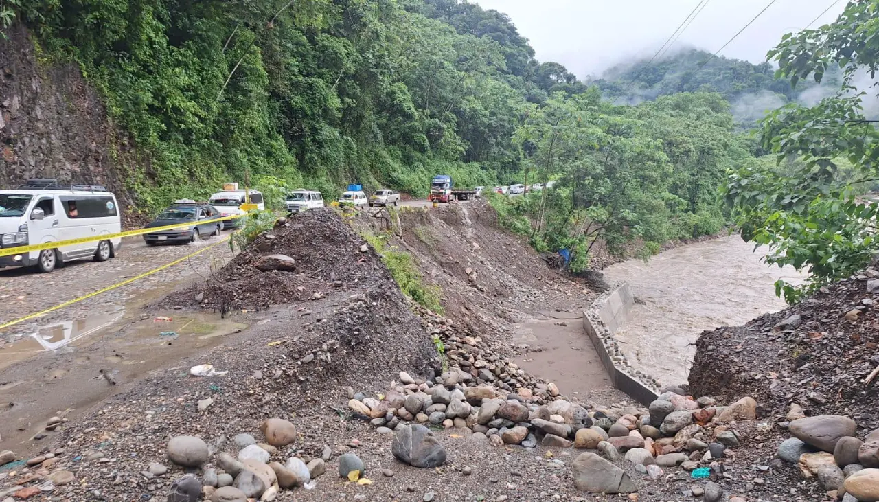 Cochabamba: Reanudan viajes por la ruta nueva a Santa Cruz, pero se mantiene el riesgo de desbordes y deslizamientos