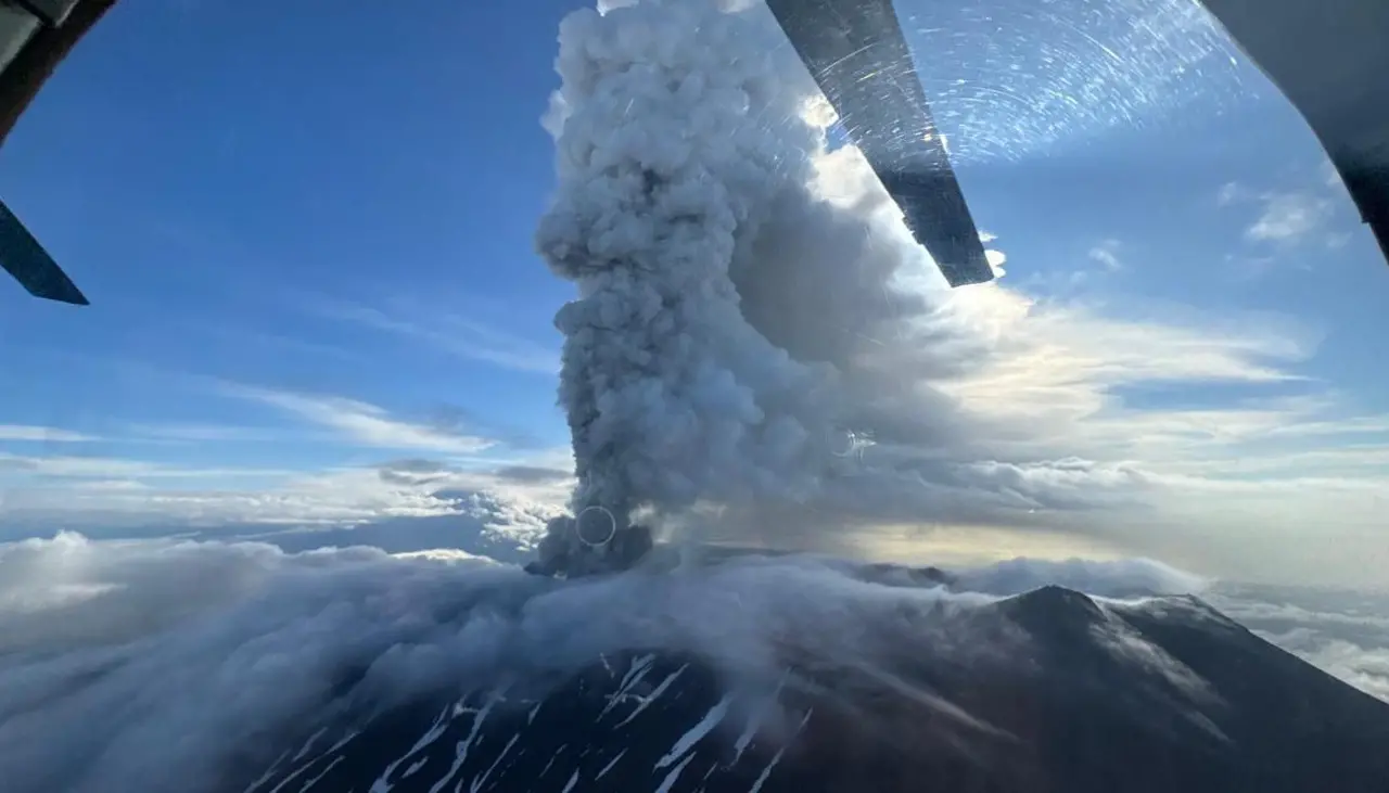 Volcán entra en erupción tras 450 años en la misma zona del potente terremoto en Rusia