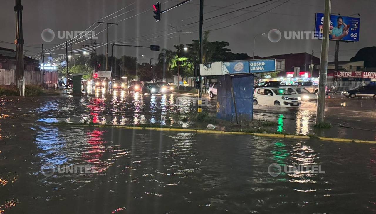 Lluvia torrencial en Santa Cruz deja inundados algunos sectores de la capital cruceña