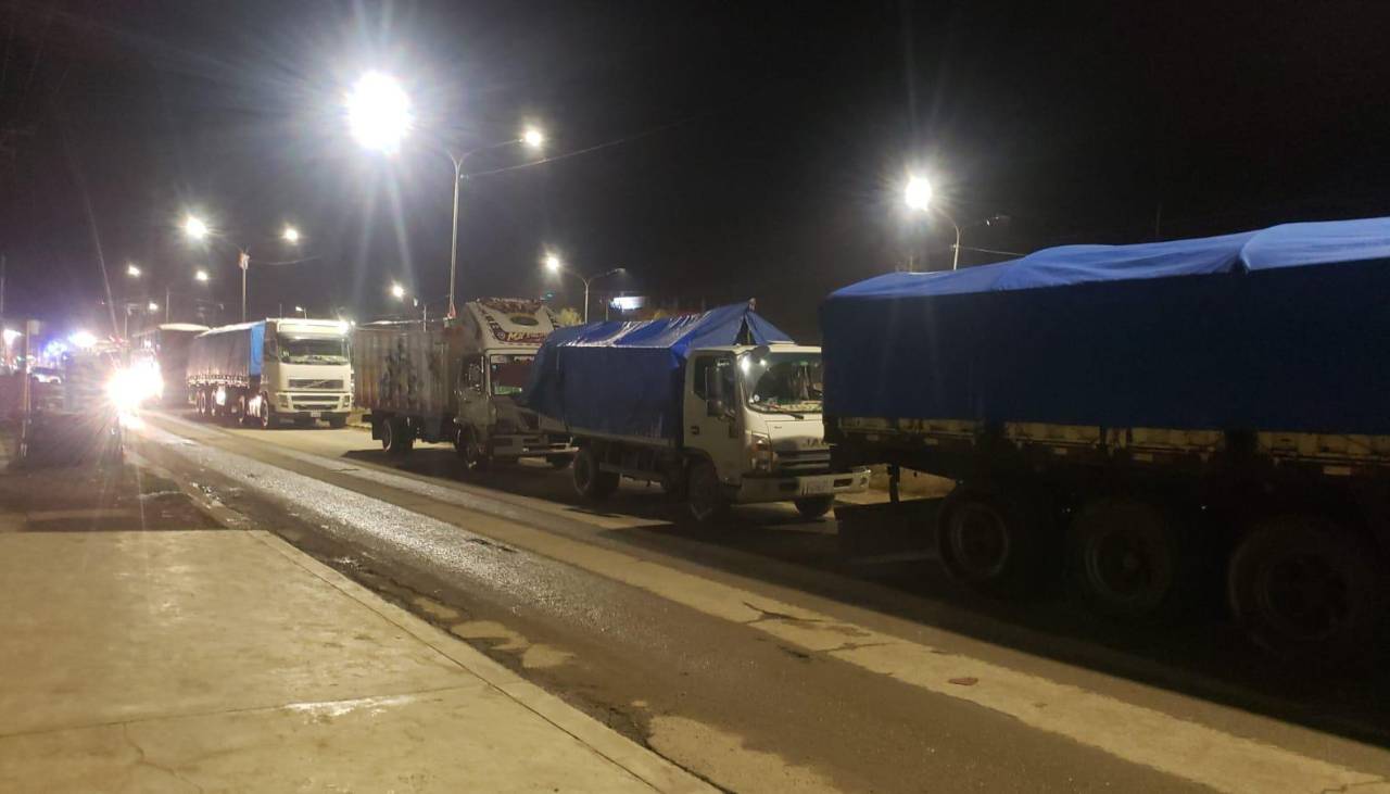 Vuelven las filas: Falta diésel en algunas estaciones de servicio de El Alto y La Paz 