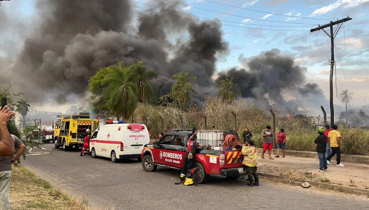 Gobernación cruceña presenta denuncia penal tras incendio de su depósito en el Parque Industrial