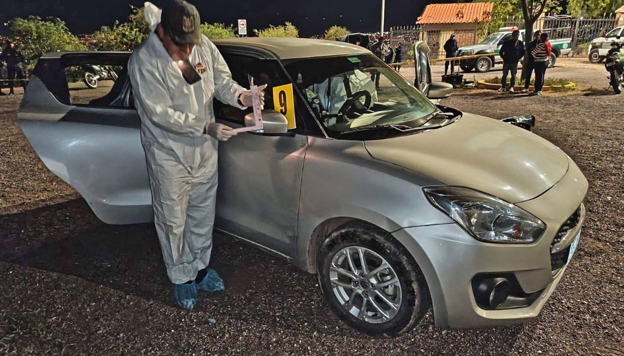 Identifican a la pareja hallada sin vida en un vehículo, ambos murieron por disparos