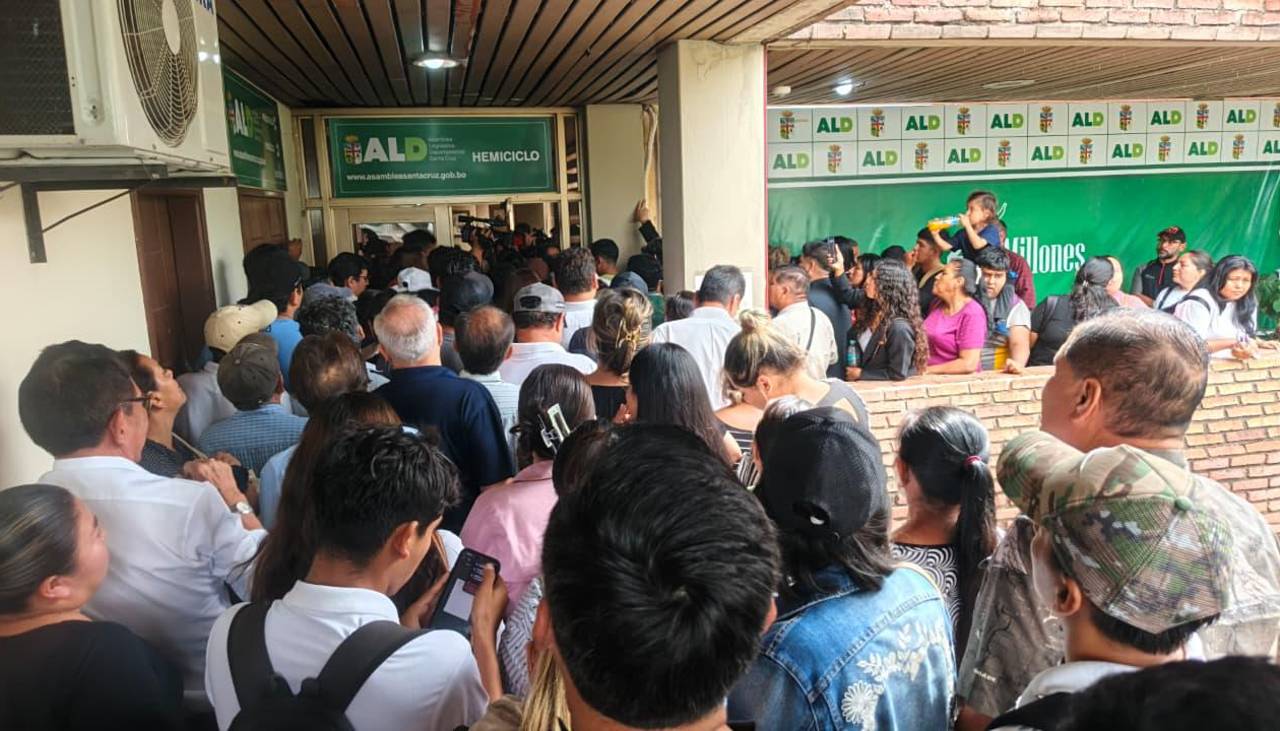 En medio de gritos y empujones, personas entran por la fuerza al hemiciclo de la Asmablea Legislativa cruceña