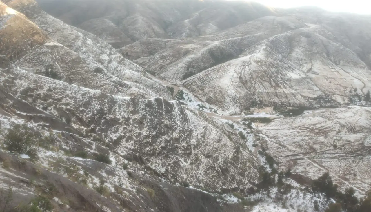 Intensa granizada afecta a unas 200 familias, daña cultivos y alcanza carreteras de Tapacarí