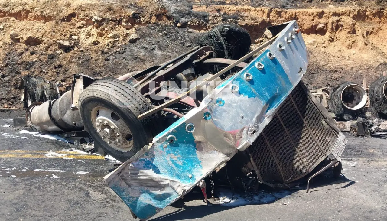 Tránsito presume falla mecánica e inexperiencia del chofer del tráiler donde tres personas murieron carbonizadas