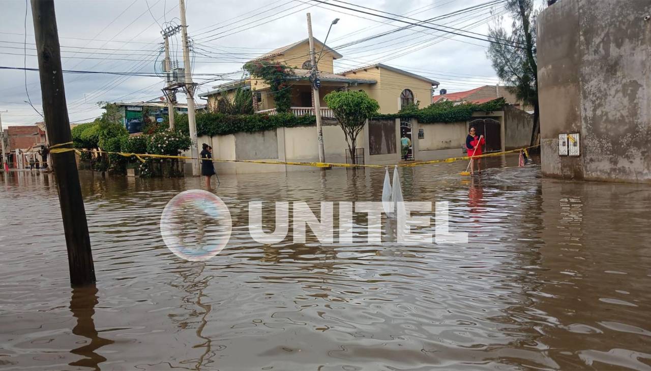 Cochabamba: Inundación pone nuevamente en apronte a los vecinos; colapsan alcantarillas y calles se vuelven ríos