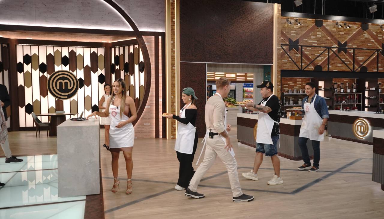 Presentación al estilo militar: La gracia de los cocineros al ayudar a Pablo 