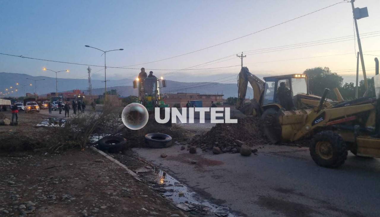 Con maquinaria pesada, policías intervienen bloqueos en la ruta que conecta a Cochabamba con el occidente del país