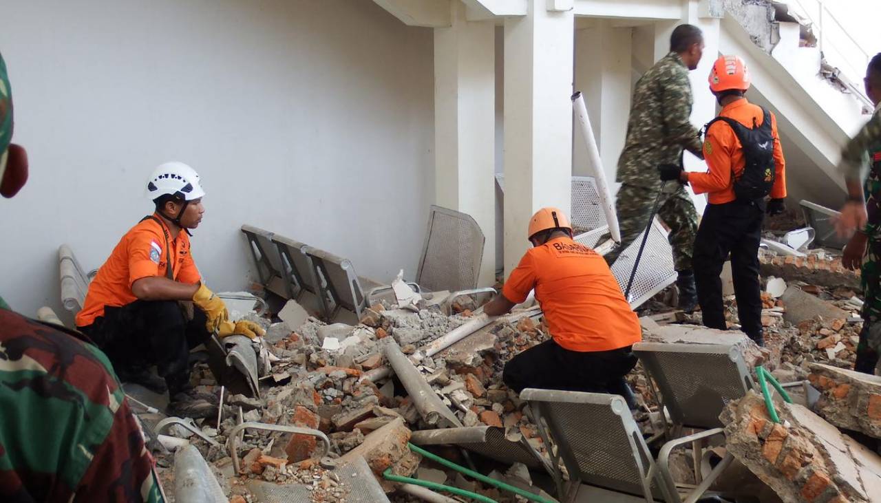 Al menos 38 muertos tras el terremoto de magnitud 7,7 en Indonesia mientras un nuevo sismo se sintió este sábado