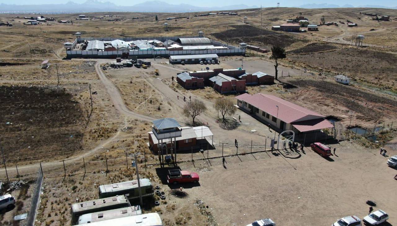 Dan baja definitiva a un policía por fuga de reos en Chonchocoro y otros dos reciben retiro temporal