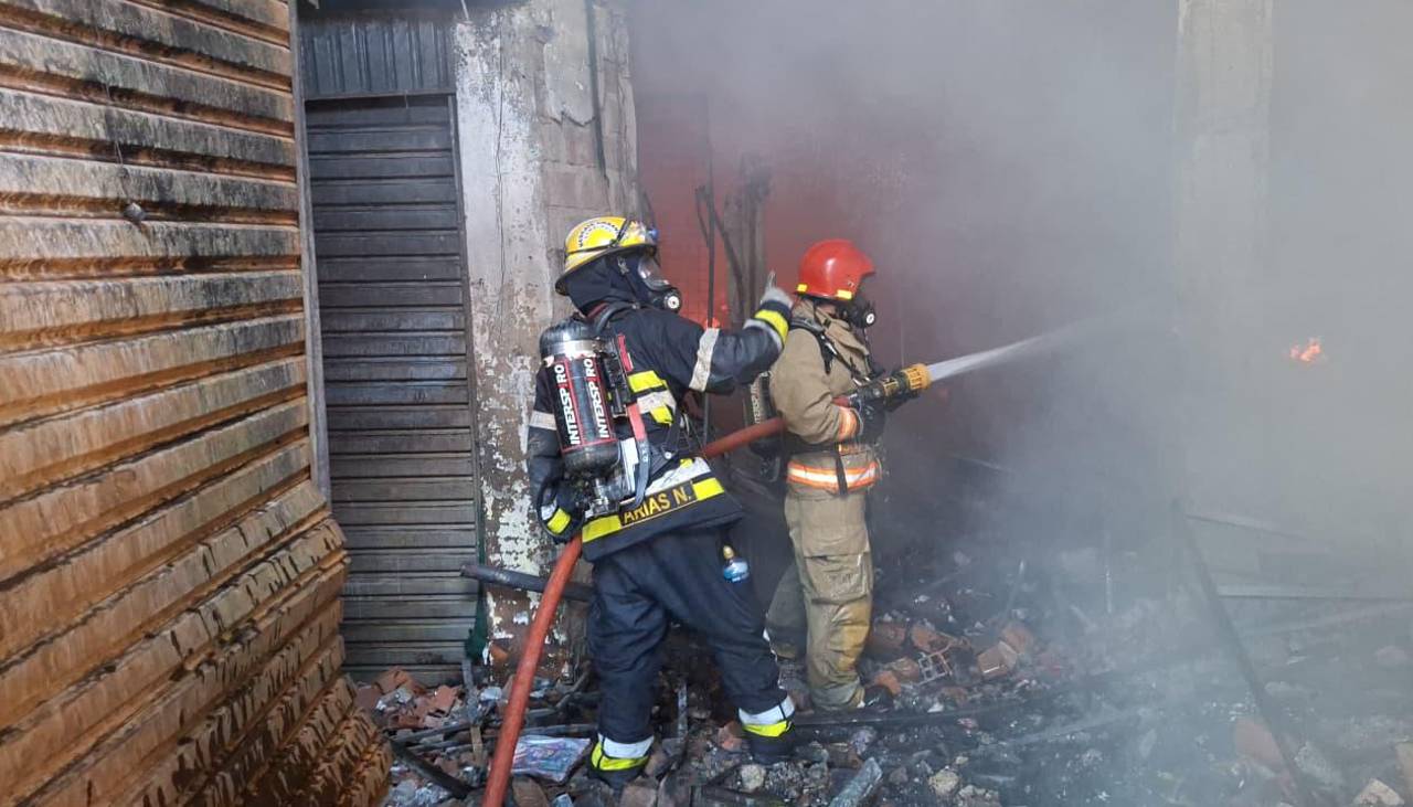 Gobernación pide 2.000 litros de combustible para carros bomberos que combaten incendio en la Feria Barrio Lindo