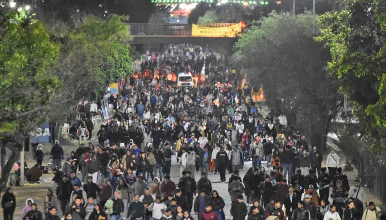 Miles de devotos peregrinaron hacia el Calvario de la Virgen de Urkupiña con fe y esperanza