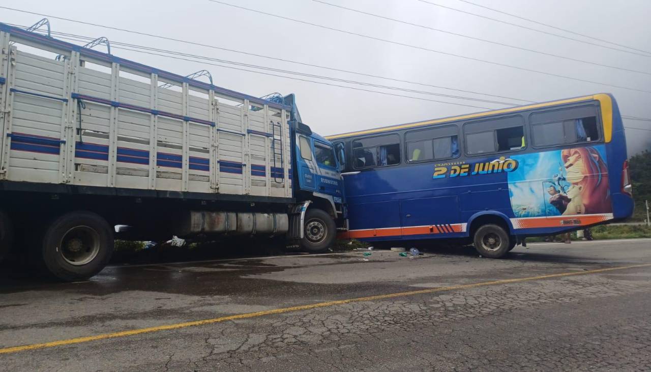 Policía sospecha que una invasión de carril causó el choque entre un bus y un camión que dejó un fallecido