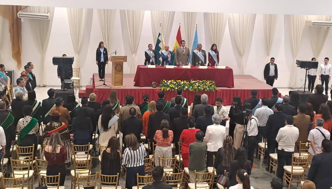 Brigada Parlamentaria de Cochabamba realiza sesión de honor por la gesta libertaria y entrega reconocimientos